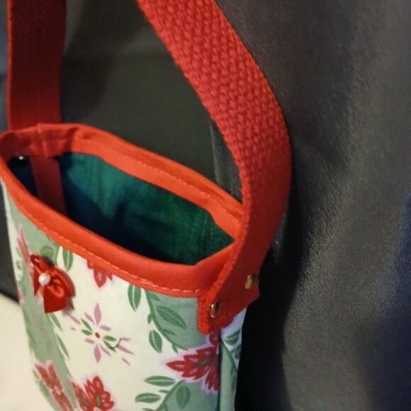 NEW Set of 2 Reusable Fabric Gift Bags Pointsetta Red Green w/ Ribbon Bow 6x6x2" - Picture 5 of 11